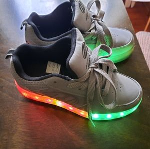 Heelys boy's size 3 LIGHT UP rechargeable skat
